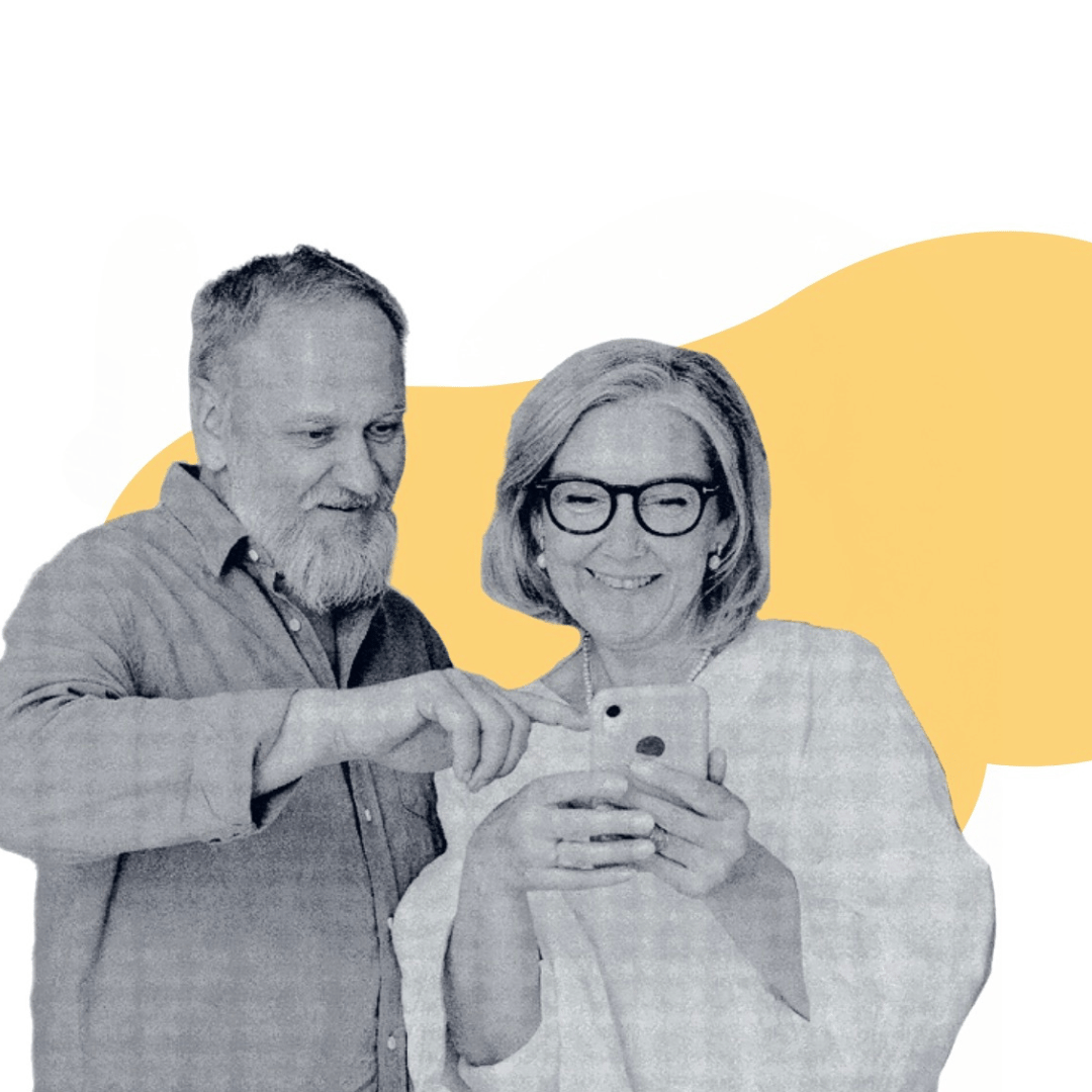 Ein Paar schaut auf ein Handy.