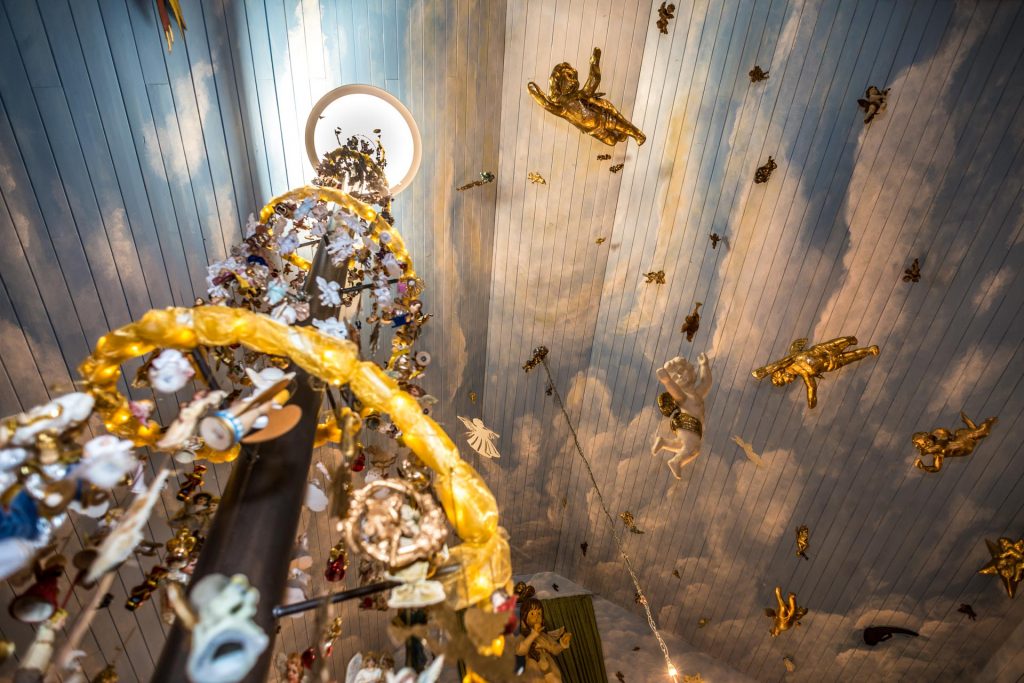 Kunstinstallation mit Engeln
