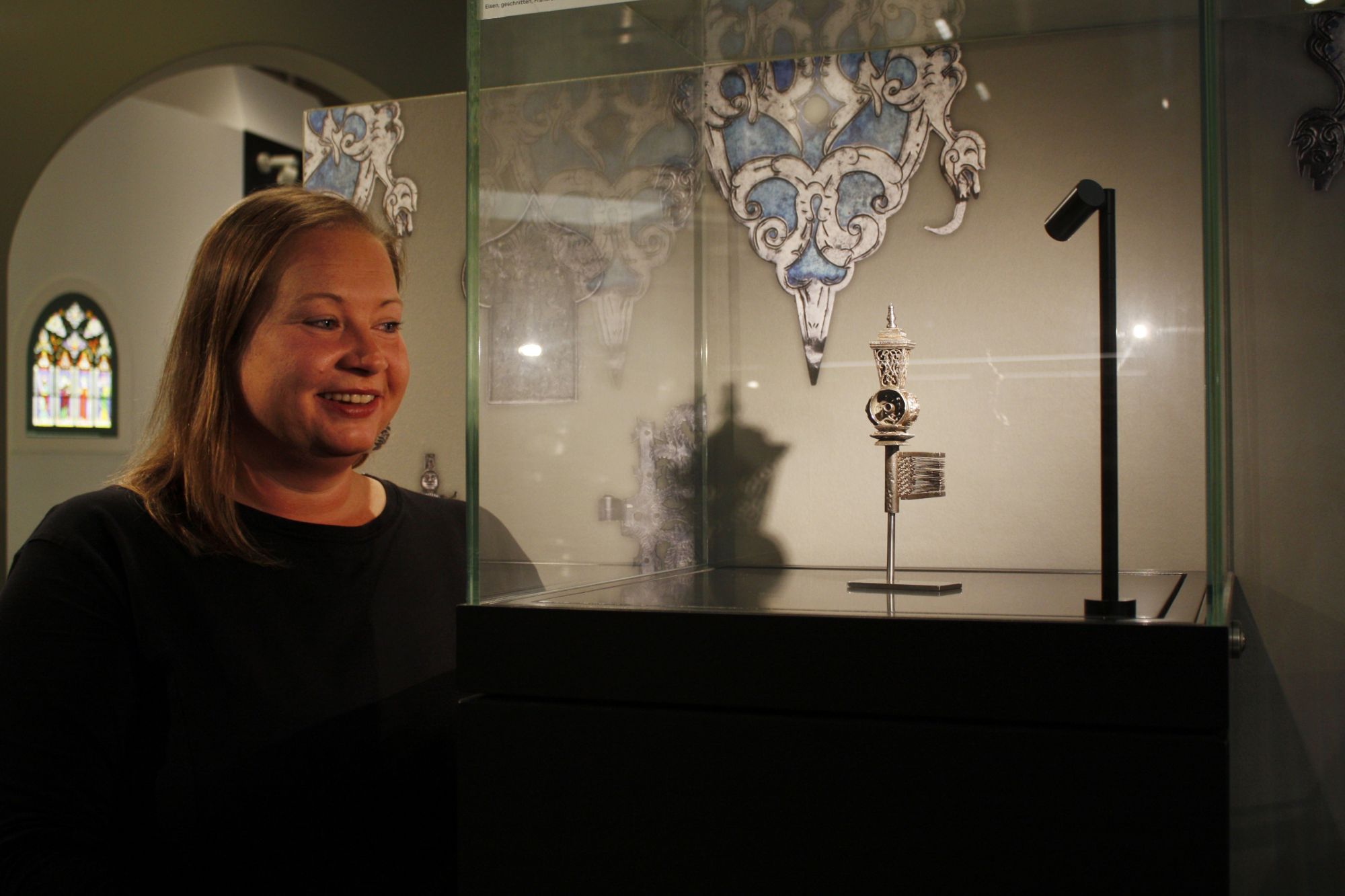 Dr. Yvonne Gönster schaut in die Vitrine mit dem Kammbartschlüssel in der Ausstellung.
