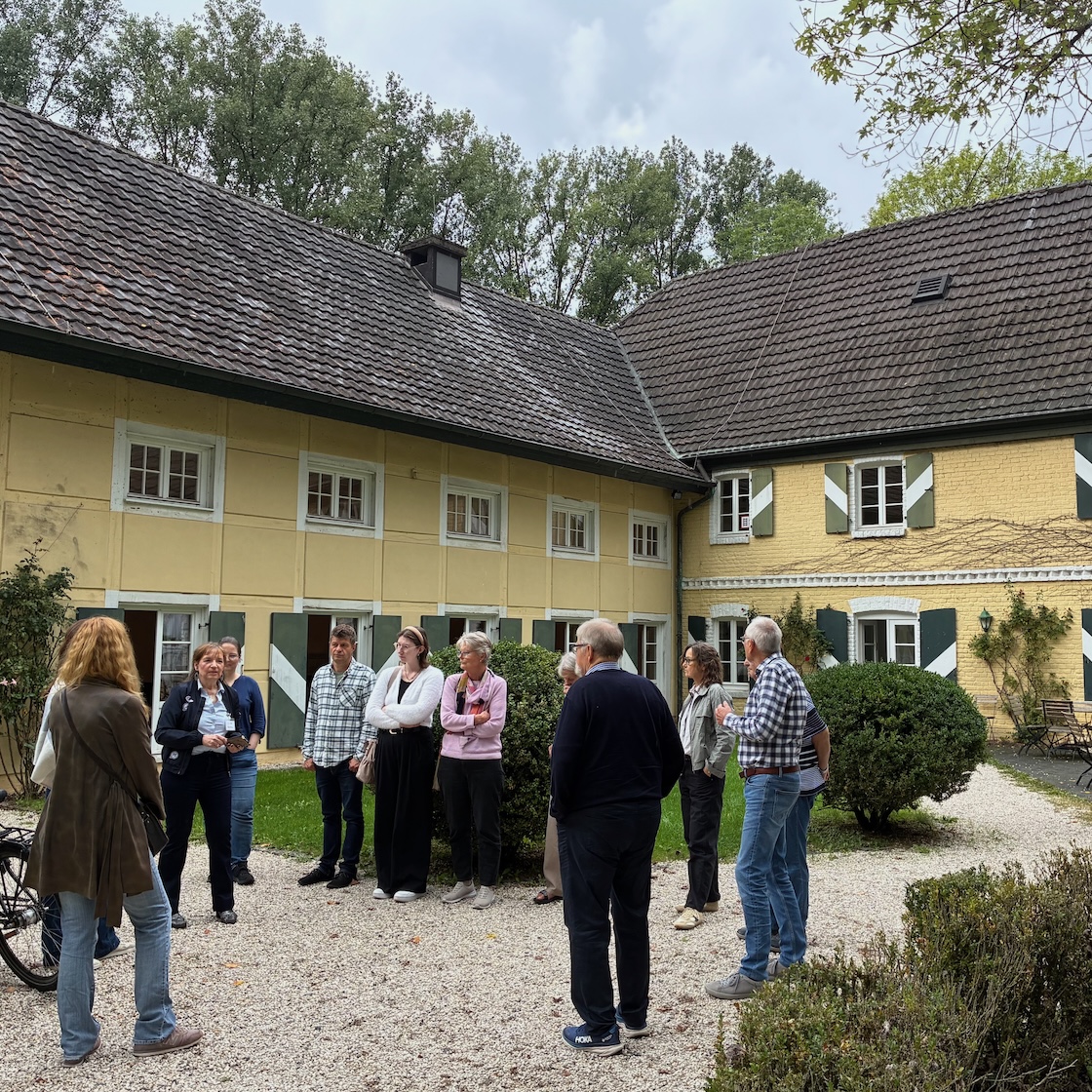 eine Personengruppe im Burghof