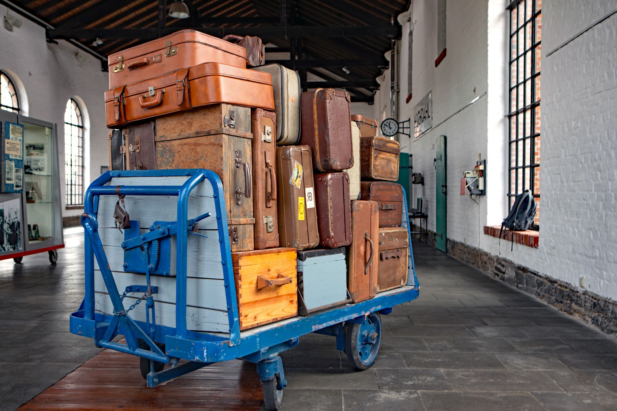 Kofferwagen, gepackt mit vielen verschiedenen Koffern