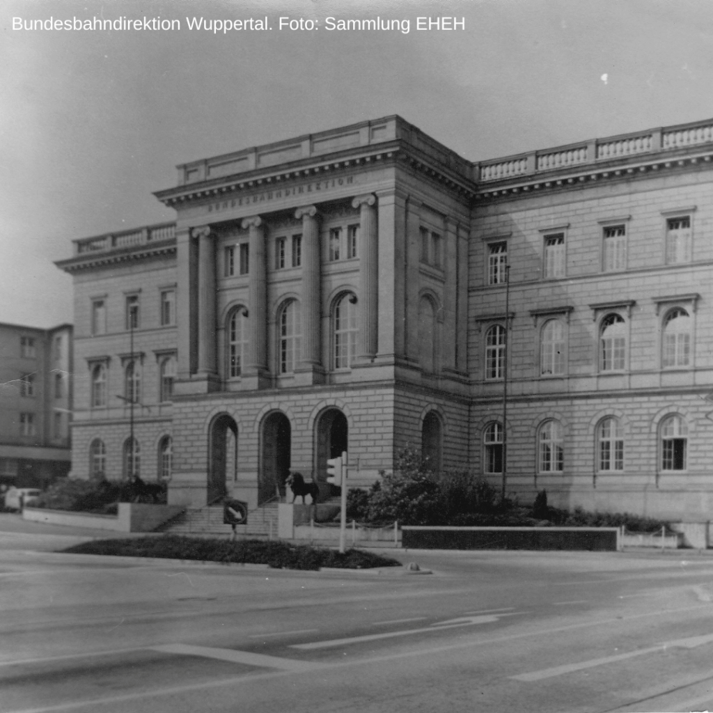 Schwarzweiße Ansicht des großen Gebäudes, in dem die Direktion untergebracht war.