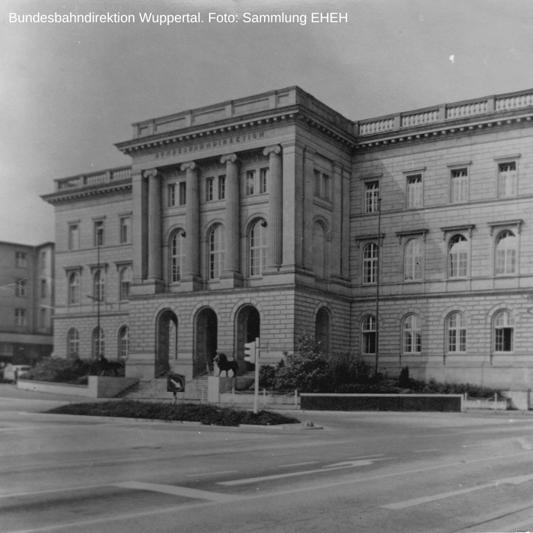 Schwarzweiße Ansicht des großen Gebäudes, in dem die Direktion untergebracht war.