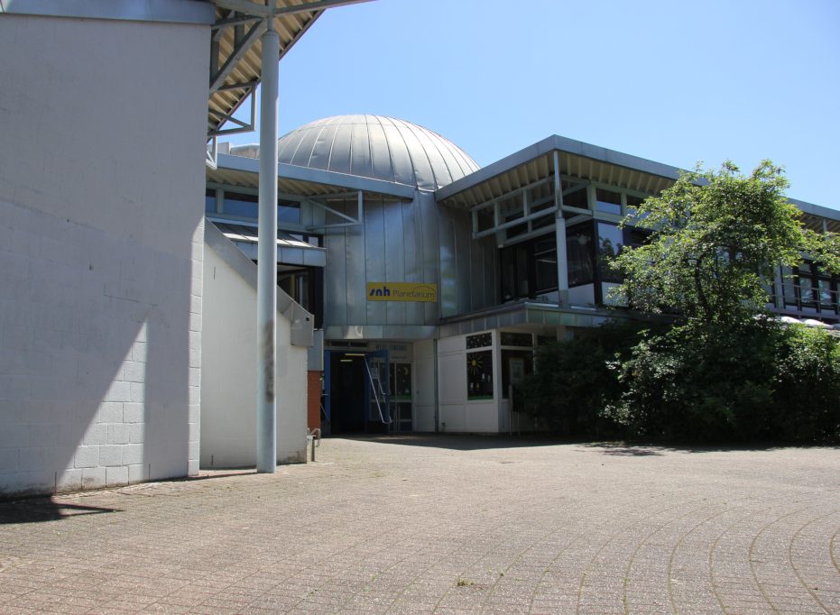 Außenansicht Eingang mit Kuppel