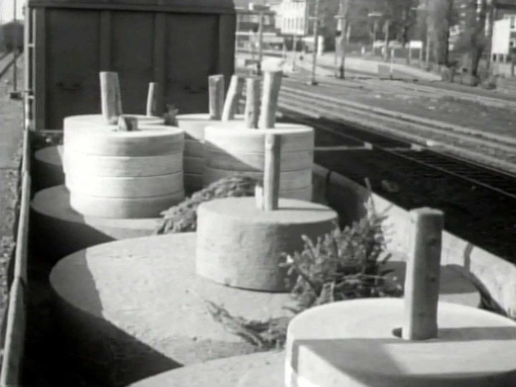 Transport auf einem Eisenbahnwaggon. Ausschnitt aus dem Film ‚Schleifsteinhängen und Sägenschleifen‘, LVR-Institut für Landeskunde und Regionalgeschichte, 1971